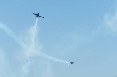 Torre Del Mar, İspanya - 29 Temmuz 2018 uçakları uçan plaj bir sahil kasabasında, Andalusia içinde airshow akrobasi üzerinden