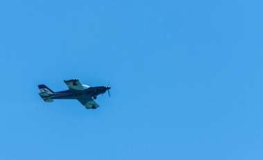 Torre Del Mar, İspanya - 29 Temmuz 2018 uçakları uçan plaj bir sahil kasabasında, Andalusia içinde airshow akrobasi üzerinden