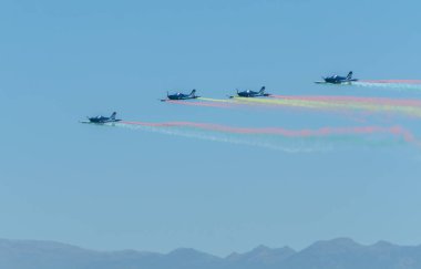Torre Del Mar, İspanya - 29 Temmuz 2018 uçakları uçan plaj bir sahil kasabasında, Andalusia içinde airshow akrobasi üzerinden