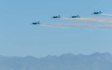 Torre Del Mar, İspanya - 29 Temmuz 2018 uçakları uçan plaj bir sahil kasabasında, Andalusia içinde airshow akrobasi üzerinden