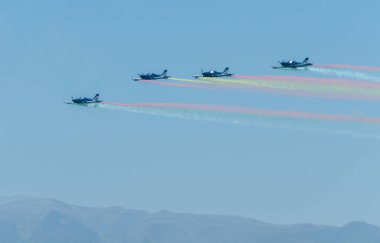 Torre Del Mar, İspanya - 29 Temmuz 2018 uçakları uçan plaj bir sahil kasabasında, Andalusia içinde airshow akrobasi üzerinden