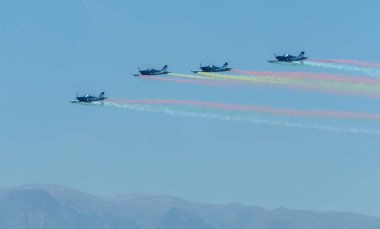 Torre Del Mar, İspanya - 29 Temmuz 2018 uçakları uçan plaj bir sahil kasabasında, Andalusia içinde airshow akrobasi üzerinden