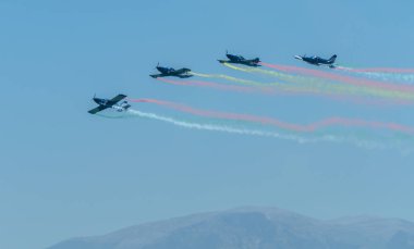 Torre Del Mar, İspanya - 29 Temmuz 2018 uçakları uçan plaj bir sahil kasabasında, Andalusia içinde airshow akrobasi üzerinden