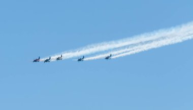 Torre Del Mar, İspanya - 29 Temmuz 2018 uçakları uçan plaj bir sahil kasabasında, Andalusia içinde airshow akrobasi üzerinden