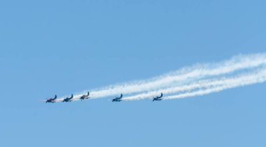 Torre Del Mar, İspanya - 29 Temmuz 2018 uçakları uçan plaj bir sahil kasabasında, Andalusia içinde airshow akrobasi üzerinden
