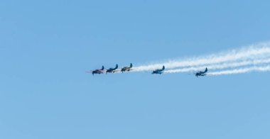 Torre Del Mar, İspanya - 29 Temmuz 2018 uçakları uçan plaj bir sahil kasabasında, Andalusia içinde airshow akrobasi üzerinden