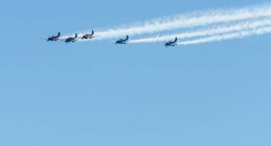 Torre Del Mar, İspanya - 29 Temmuz 2018 uçakları uçan plaj bir sahil kasabasında, Andalusia içinde airshow akrobasi üzerinden