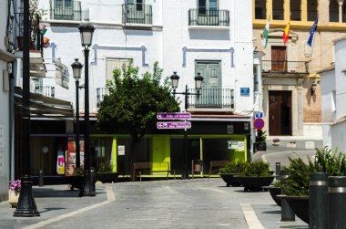 Velez Malaga, İspanya - 17 Ağustos 2018 siesta bir İspanyol şehir, Güney İspanya'nın karakteristik mimari sırasında sokakları boşaltın