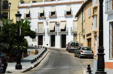 Velez Malaga, İspanya - 17 Ağustos 2018 siesta bir İspanyol şehir, Güney İspanya'nın karakteristik mimari sırasında sokakları boşaltın