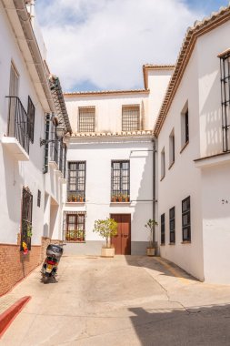 Velez Malaga, İspanya - 17 Ağustos 2018 siesta bir İspanyol şehir, Güney İspanya'nın karakteristik mimari sırasında sokakları boşaltın