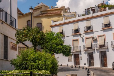 Velez Malaga, İspanya - 17 Ağustos 2018 siesta bir İspanyol şehir, Güney İspanya'nın karakteristik mimari sırasında sokakları boşaltın