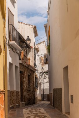 Velez Malaga, İspanya - 17 Ağustos 2018 siesta bir İspanyol şehir, Güney İspanya'nın karakteristik mimari sırasında sokakları boşaltın