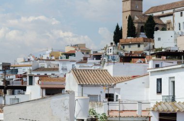 Velez Malaga, İspanya-17 Ağustos 2018 çatılar ve İspanyol şehri binalarda, Güney İspanya'nın karakteristik mimari cephe