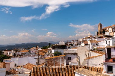 Velez Malaga, İspanya-17 Ağustos 2018 çatılar ve İspanyol şehri binalarda, Güney İspanya'nın karakteristik mimari cephe