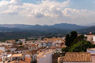 Velez Malaga, İspanya-17 Ağustos 2018 çatılar ve İspanyol şehri binalarda, Güney İspanya'nın karakteristik mimari cephe