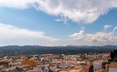 Velez Malaga, İspanya-17 Ağustos 2018 çatılar ve İspanyol şehri binalarda, Güney İspanya'nın karakteristik mimari cephe