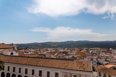 Velez Malaga, İspanya-17 Ağustos 2018 çatılar ve İspanyol şehri binalarda, Güney İspanya'nın karakteristik mimari cephe