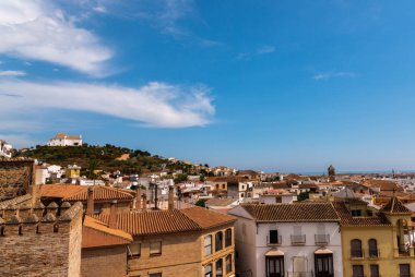 Velez Malaga, İspanya-17 Ağustos 2018 çatılar ve İspanyol şehri binalarda, Güney İspanya'nın karakteristik mimari cephe