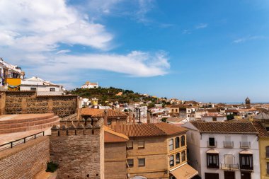 Velez Malaga, İspanya-17 Ağustos 2018 çatılar ve İspanyol şehri binalarda, Güney İspanya'nın karakteristik mimari cephe