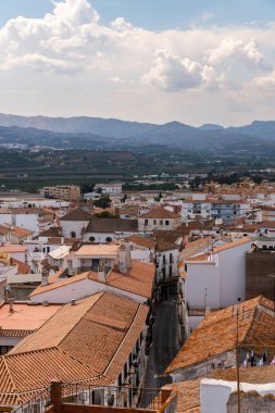 Velez Malaga, İspanya-17 Ağustos 2018 çatılar ve İspanyol şehri binalarda, Güney İspanya'nın karakteristik mimari cephe