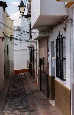 Velez Malaga, İspanya - 17 Ağustos 2018 siesta bir İspanyol şehir, Güney İspanya'nın karakteristik mimari sırasında sokakları boşaltın