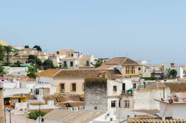 Velez Malaga, İspanya-17 Ağustos 2018 çatılar ve İspanyol şehri binalarda, Güney İspanya'nın karakteristik mimari cephe