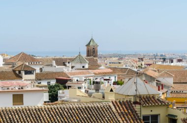 Velez Malaga, İspanya-17 Ağustos 2018 çatılar ve İspanyol şehri binalarda, Güney İspanya'nın karakteristik mimari cephe