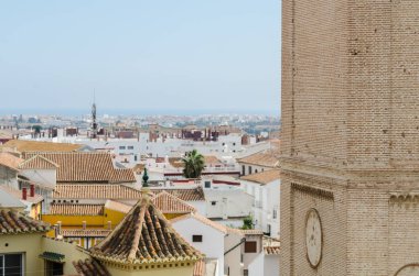 Velez Malaga, İspanya-17 Ağustos 2018 çatılar ve İspanyol şehri binalarda, Güney İspanya'nın karakteristik mimari cephe