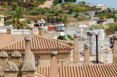 Velez Malaga, İspanya-17 Ağustos 2018 çatılar ve İspanyol şehri binalarda, Güney İspanya'nın karakteristik mimari cephe