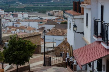 Velez Malaga, İspanya-17 Ağustos 2018 çatılar ve İspanyol şehri binalarda, Güney İspanya'nın karakteristik mimari cephe