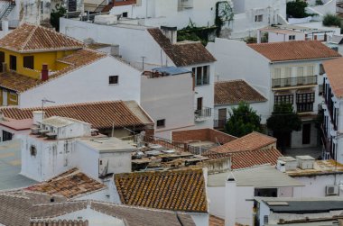 Velez Malaga, İspanya-17 Ağustos 2018 çatılar ve İspanyol şehri binalarda, Güney İspanya'nın karakteristik mimari cephe