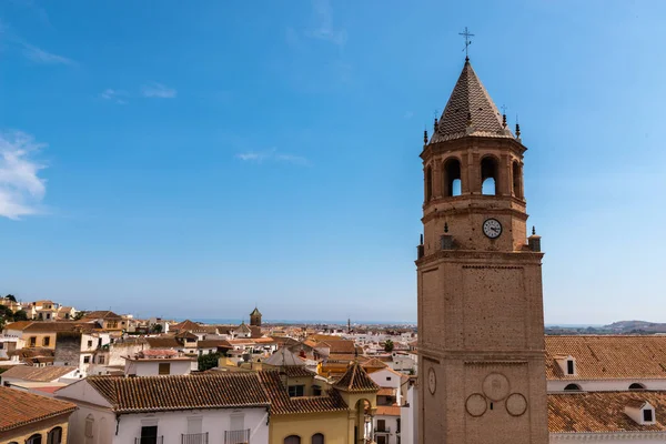 Velez Malaga, İspanya-17 Ağustos 2018 çatılar ve İspanyol şehri binalarda, Güney İspanya'nın karakteristik mimari cephe