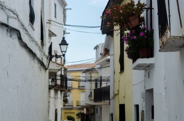 Velez Malaga, İspanya - 17 Ağustos 2018 siesta bir İspanyol şehir, Güney İspanya'nın karakteristik mimari sırasında sokakları boşaltın