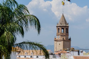 Velez Malaga, İspanya-24 Ağustos 2018 çatılar ve İspanyol şehri binalarda, Güney İspanya'nın karakteristik mimari cephe