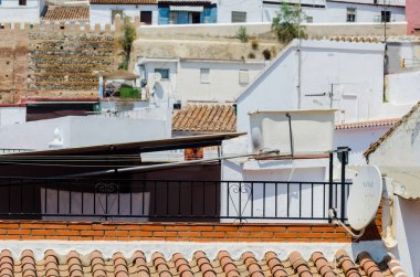 Velez Malaga, İspanya-24 Ağustos 2018 çatılar ve İspanyol şehri binalarda, Güney İspanya'nın karakteristik mimari cephe