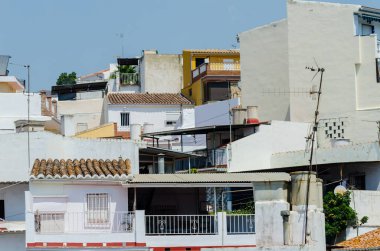 Velez Malaga, İspanya-24 Ağustos 2018 çatılar ve İspanyol şehri binalarda, Güney İspanya'nın karakteristik mimari cephe
