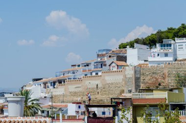 Velez Malaga, İspanya-24 Ağustos 2018 çatılar ve İspanyol şehri binalarda, Güney İspanya'nın karakteristik mimari cephe