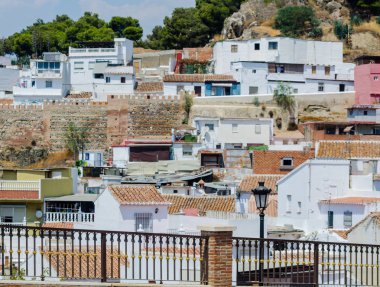 Velez Malaga, İspanya-24 Ağustos 2018 çatılar ve İspanyol şehri binalarda, Güney İspanya'nın karakteristik mimari cephe