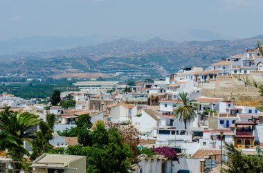 Velez Malaga, İspanya-24 Ağustos 2018 çatılar ve İspanyol şehri binalarda, Güney İspanya'nın karakteristik mimari cephe