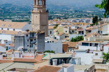 Velez Malaga, İspanya-24 Ağustos 2018 çatılar ve İspanyol şehri binalarda, Güney İspanya'nın karakteristik mimari cephe