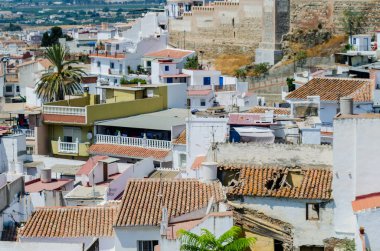 Velez Malaga, İspanya-24 Ağustos 2018 çatılar ve İspanyol şehri binalarda, Güney İspanya'nın karakteristik mimari cephe