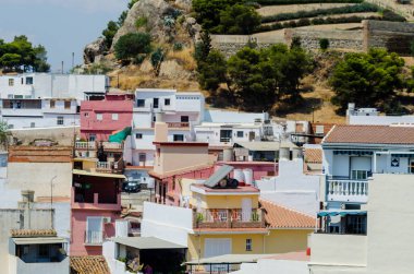 Velez Malaga, İspanya-24 Ağustos 2018 çatılar ve İspanyol şehri binalarda, Güney İspanya'nın karakteristik mimari cephe