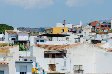 Velez Malaga, İspanya-24 Ağustos 2018 çatılar ve İspanyol şehri binalarda, Güney İspanya'nın karakteristik mimari cephe