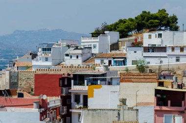 Velez Malaga, İspanya-24 Ağustos 2018 çatılar ve İspanyol şehri binalarda, Güney İspanya'nın karakteristik mimari cephe