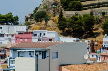 Velez Malaga, İspanya-24 Ağustos 2018 çatılar ve İspanyol şehri binalarda, Güney İspanya'nın karakteristik mimari cephe