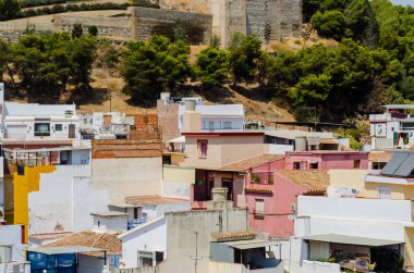 Velez Malaga, İspanya-24 Ağustos 2018 çatılar ve İspanyol şehri binalarda, Güney İspanya'nın karakteristik mimari cephe