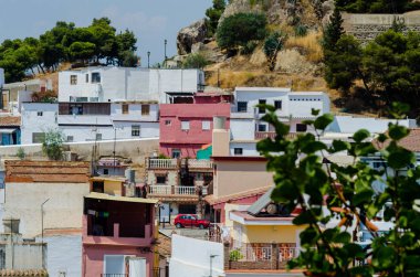 Velez Malaga, İspanya-24 Ağustos 2018 çatılar ve İspanyol şehri binalarda, Güney İspanya'nın karakteristik mimari cephe