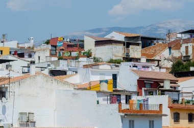 Velez Malaga, İspanya-24 Ağustos 2018 çatılar ve İspanyol şehri binalarda, Güney İspanya'nın karakteristik mimari cephe