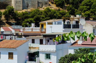 Velez Malaga, İspanya-24 Ağustos 2018 çatılar ve İspanyol şehri binalarda, Güney İspanya'nın karakteristik mimari cephe