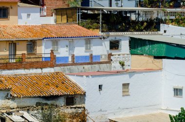 Velez Malaga, İspanya-24 Ağustos 2018 çatılar ve İspanyol şehri binalarda, Güney İspanya'nın karakteristik mimari cephe